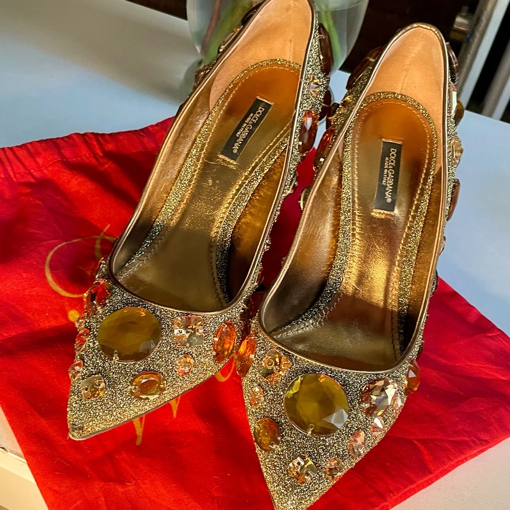 DOLCE&GABBANA woman heels gold jeweled shoes.